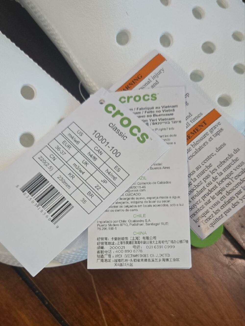 CROCS Classic Clog in White / M 4, W 6 - Picture 2 of 9
